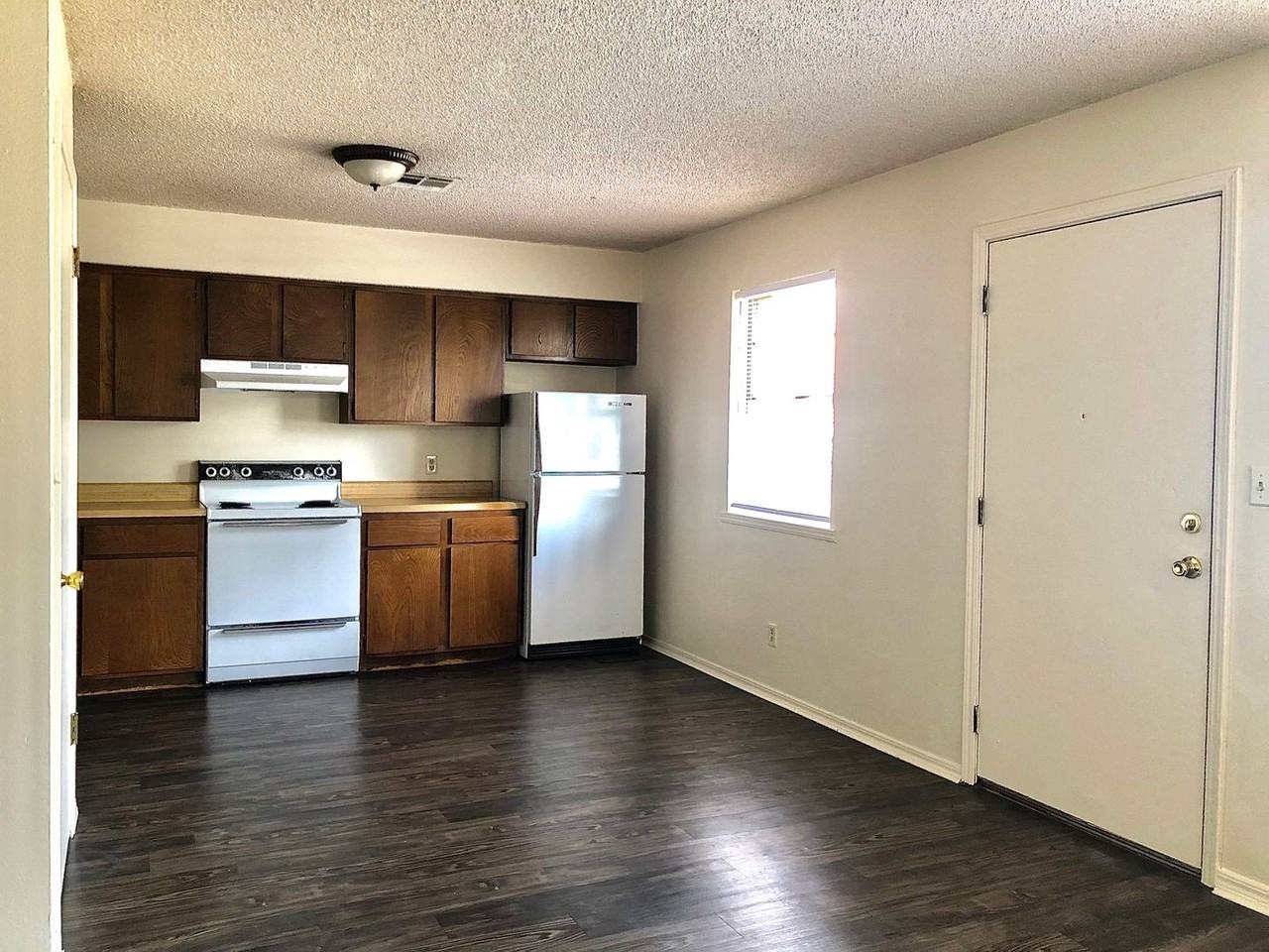 317 W Matthews Ave - Photo 5 of 11