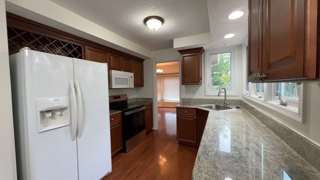 5245 Chipping Ln - Photo 4 of 32