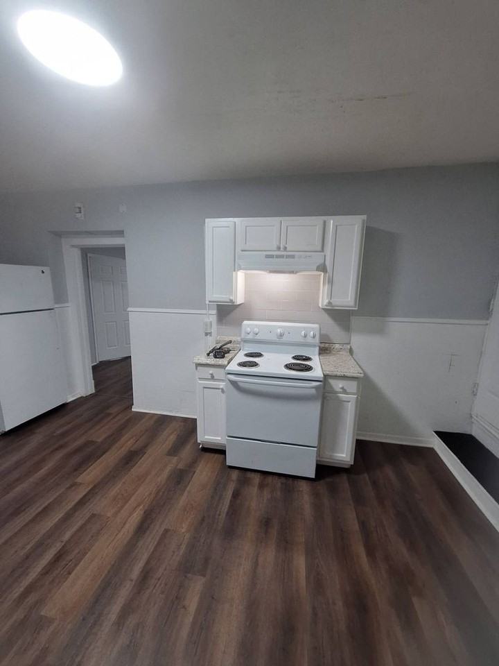 400 Pine St - Photo 3 of 9