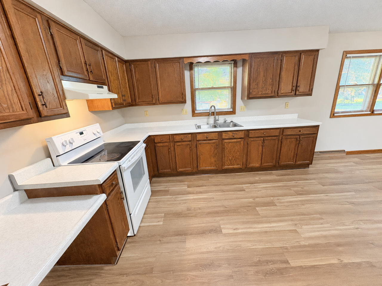 2104 E Sylvan Cir - Photo 3 of 19