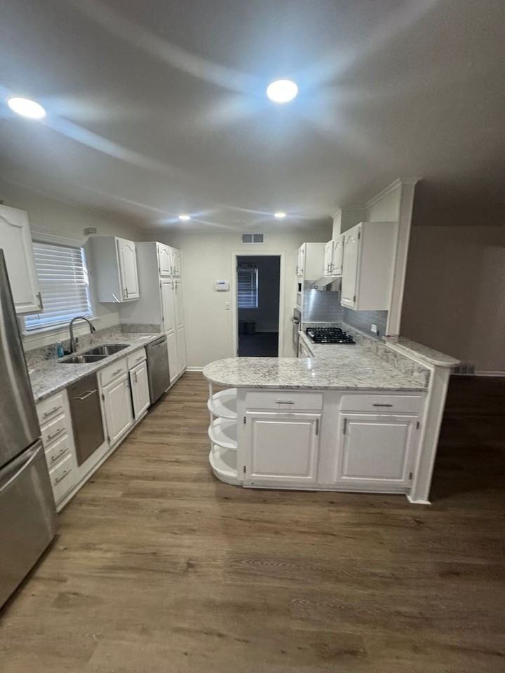 1853 Kingsview Dr - Photo 2 of 8