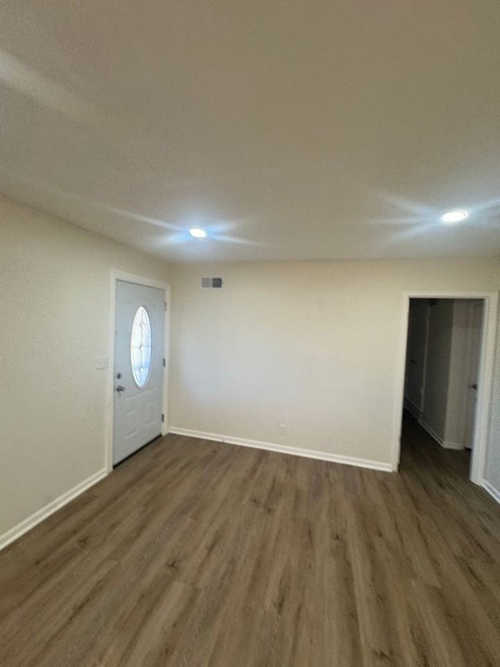 1853 Kingsview Dr - Photo 3 of 8