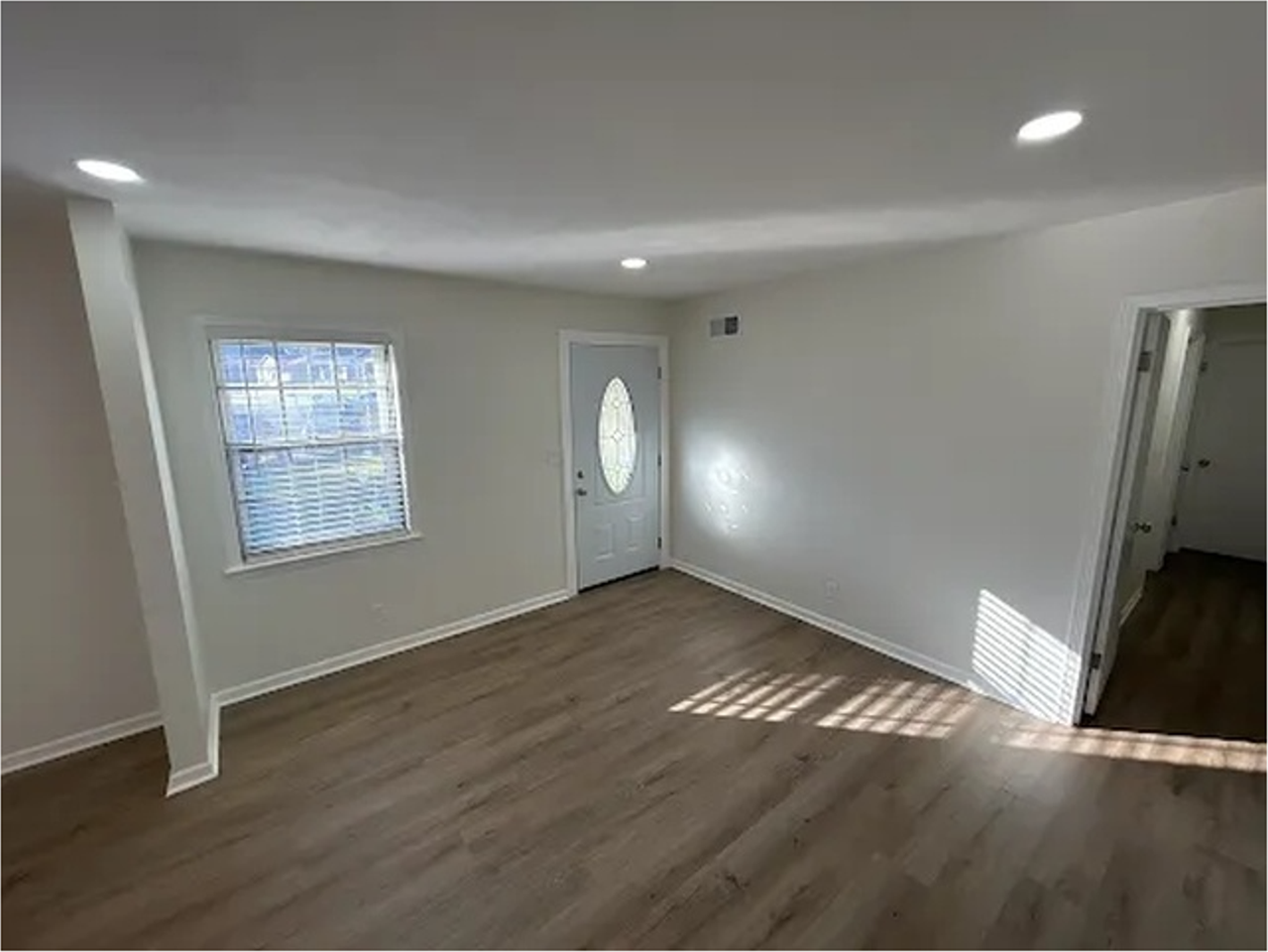 1853 Kingsview Dr - Photo 4 of 8