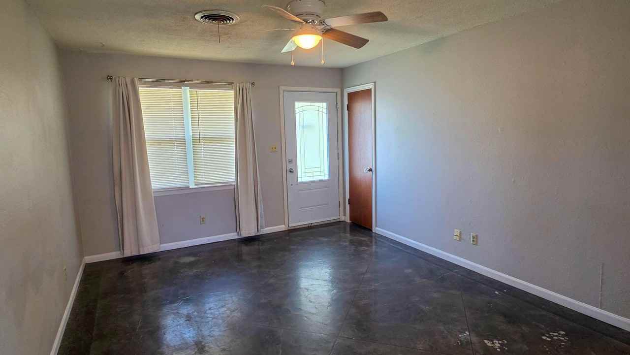 5009 Hall Ave - Photo 2 of 20