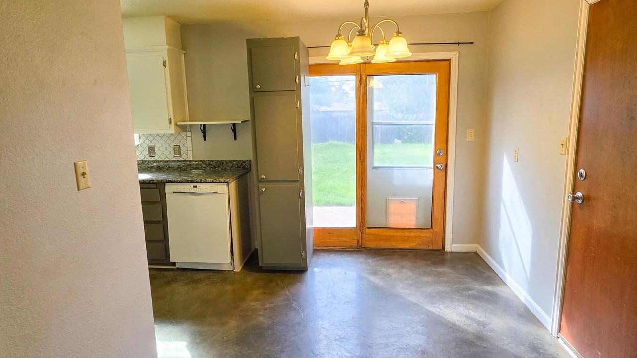 5009 Hall Ave - Photo 4 of 20