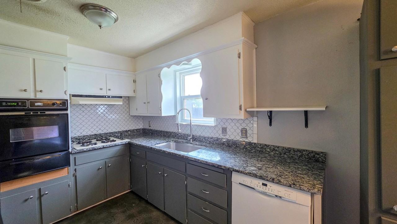 5009 Hall Ave - Photo 5 of 20