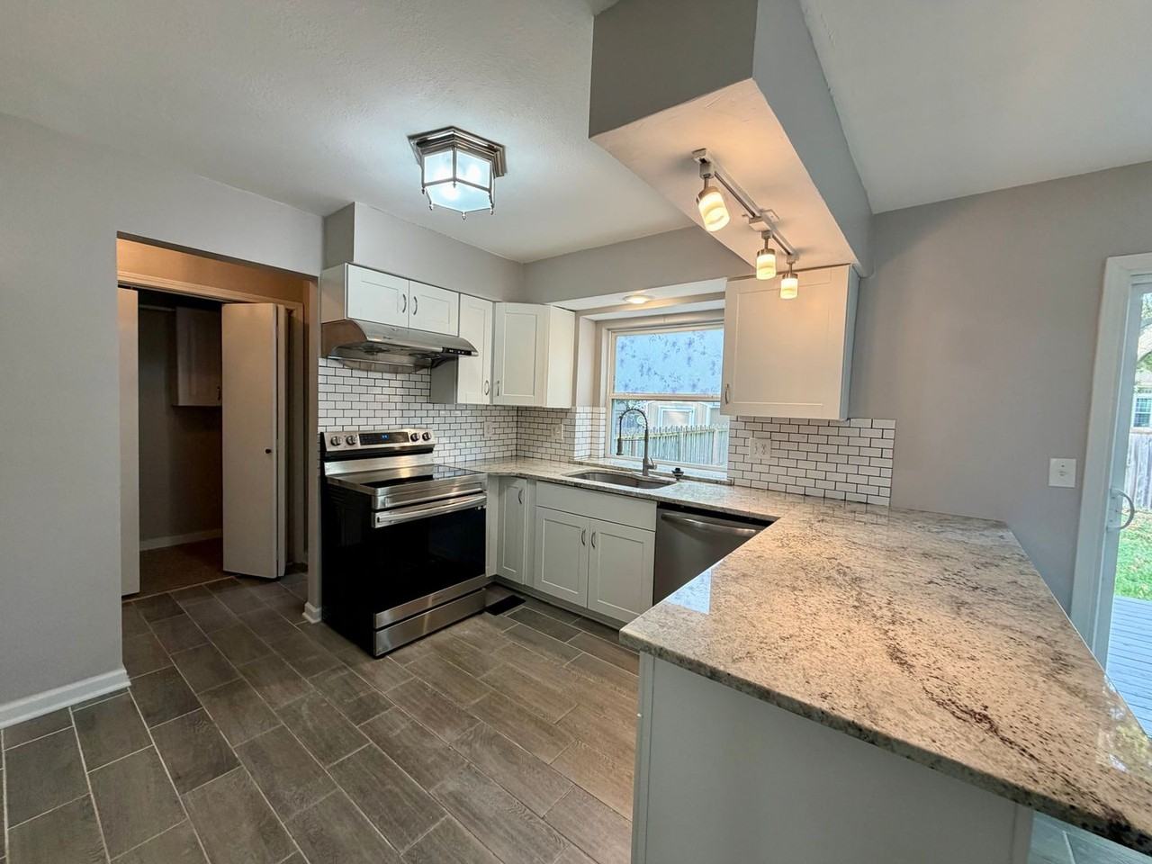 10639 W 115th St - Photo 6 of 27