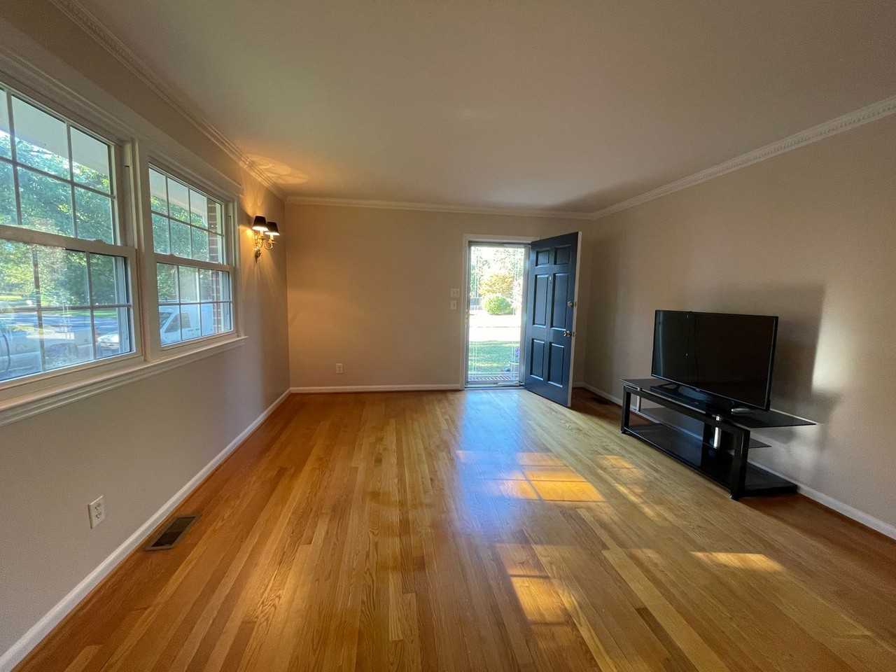 3065 Edinburgh Dr - Photo 5 of 38