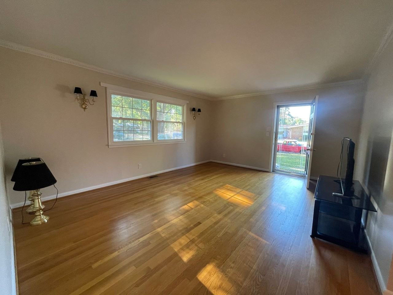 3065 Edinburgh Dr - Photo 6 of 38