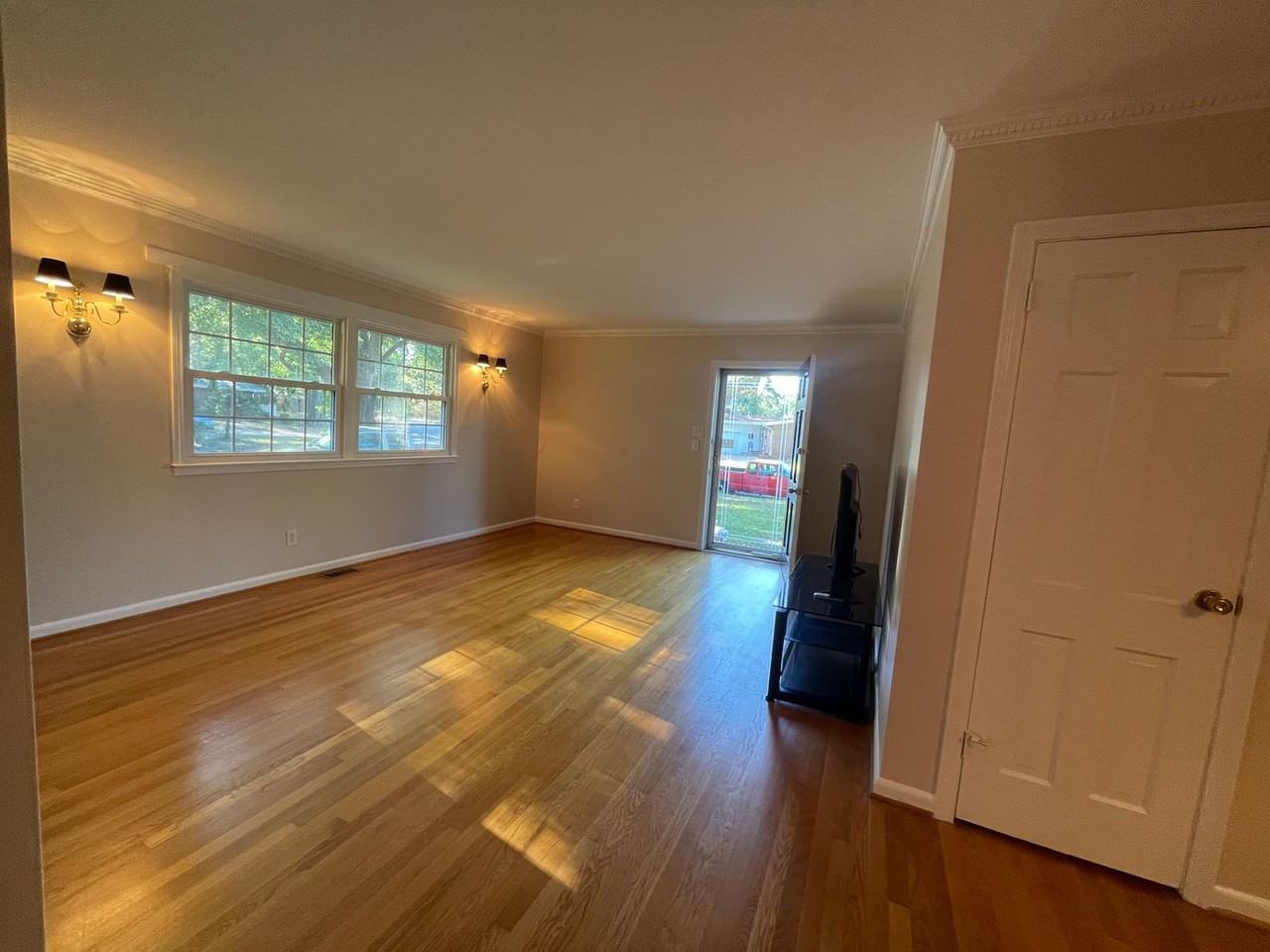 3065 Edinburgh Dr - Photo 7 of 38