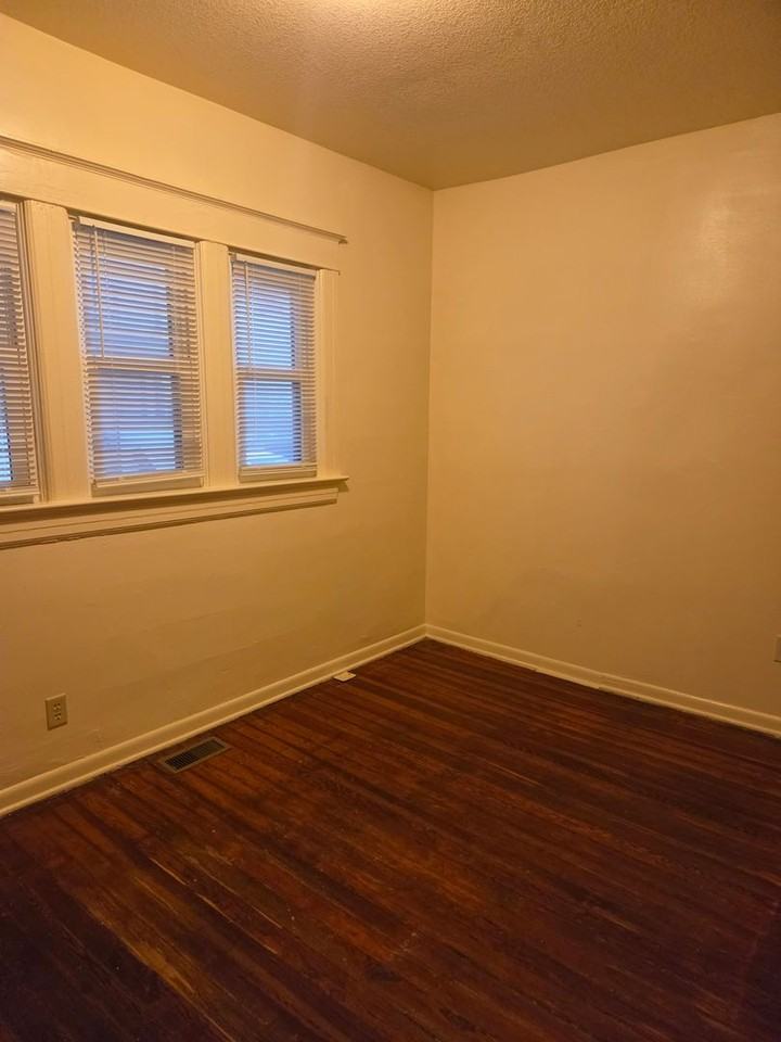 1014 Oneida St - Photo 4 of 6