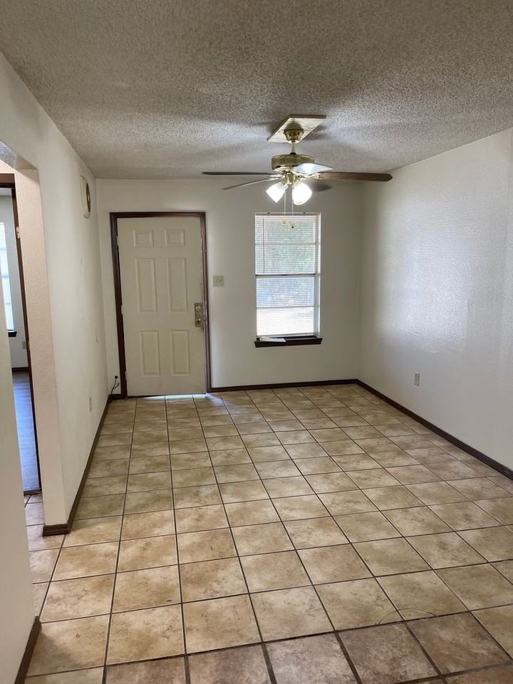 2440 Elm Park Dr - Photo 3 of 22