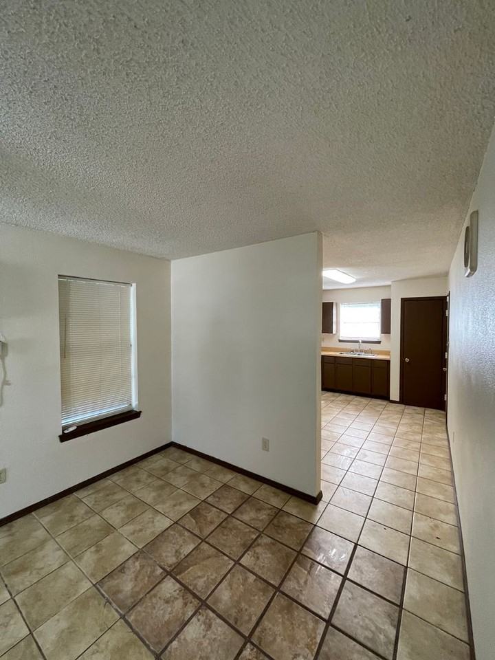 2440 Elm Park Dr - Photo 4 of 22