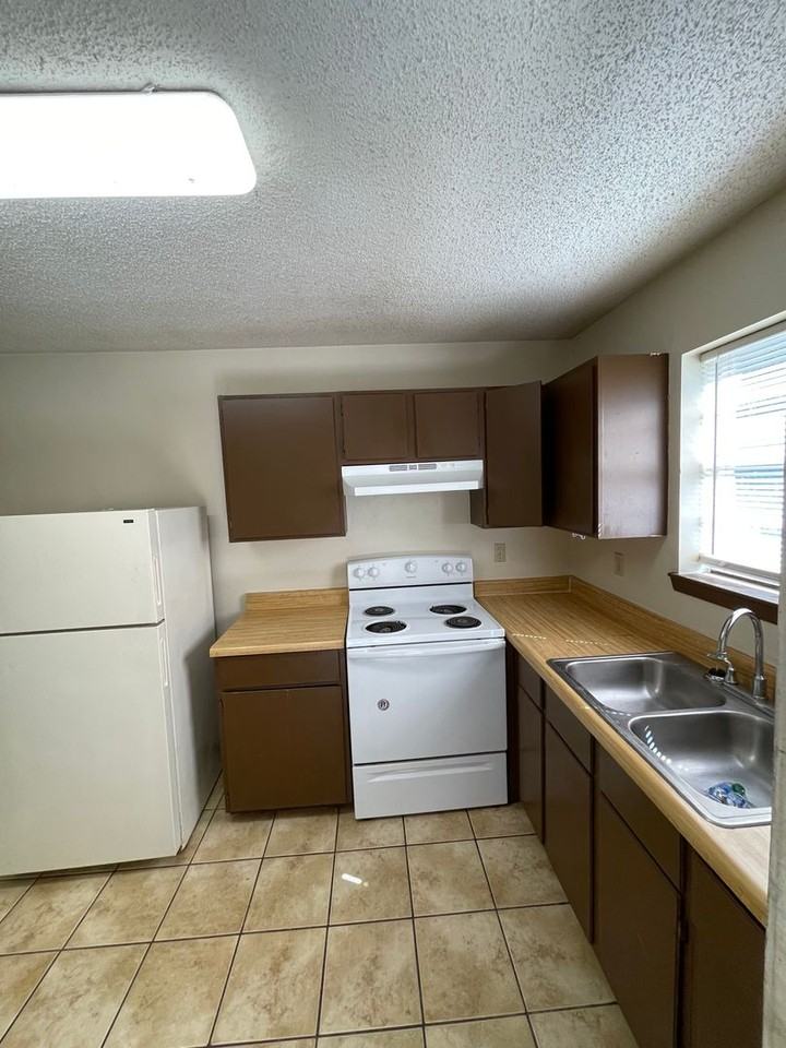 2440 Elm Park Dr - Photo 6 of 22