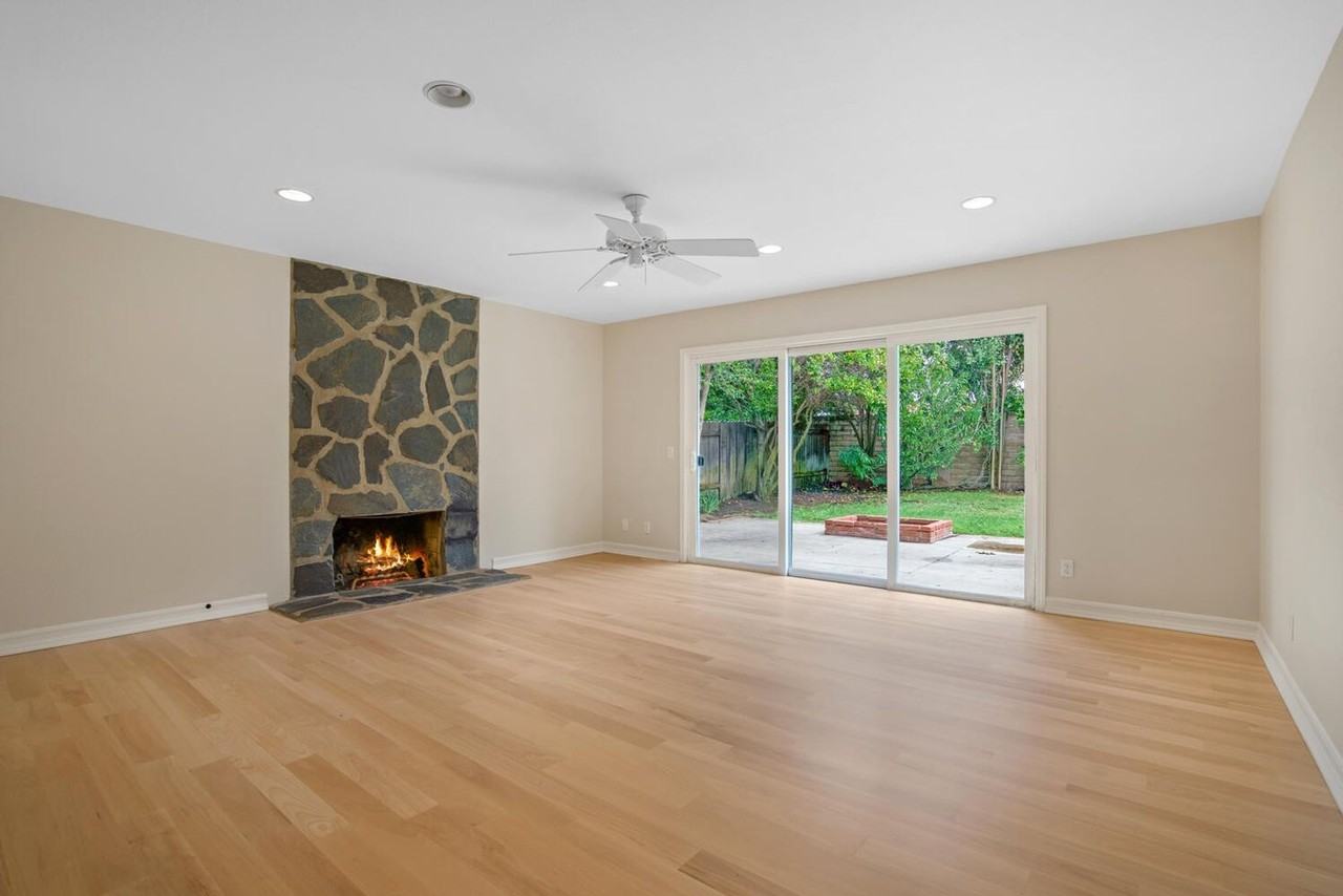 1672 Wellington Pl - Photo 3 of 32