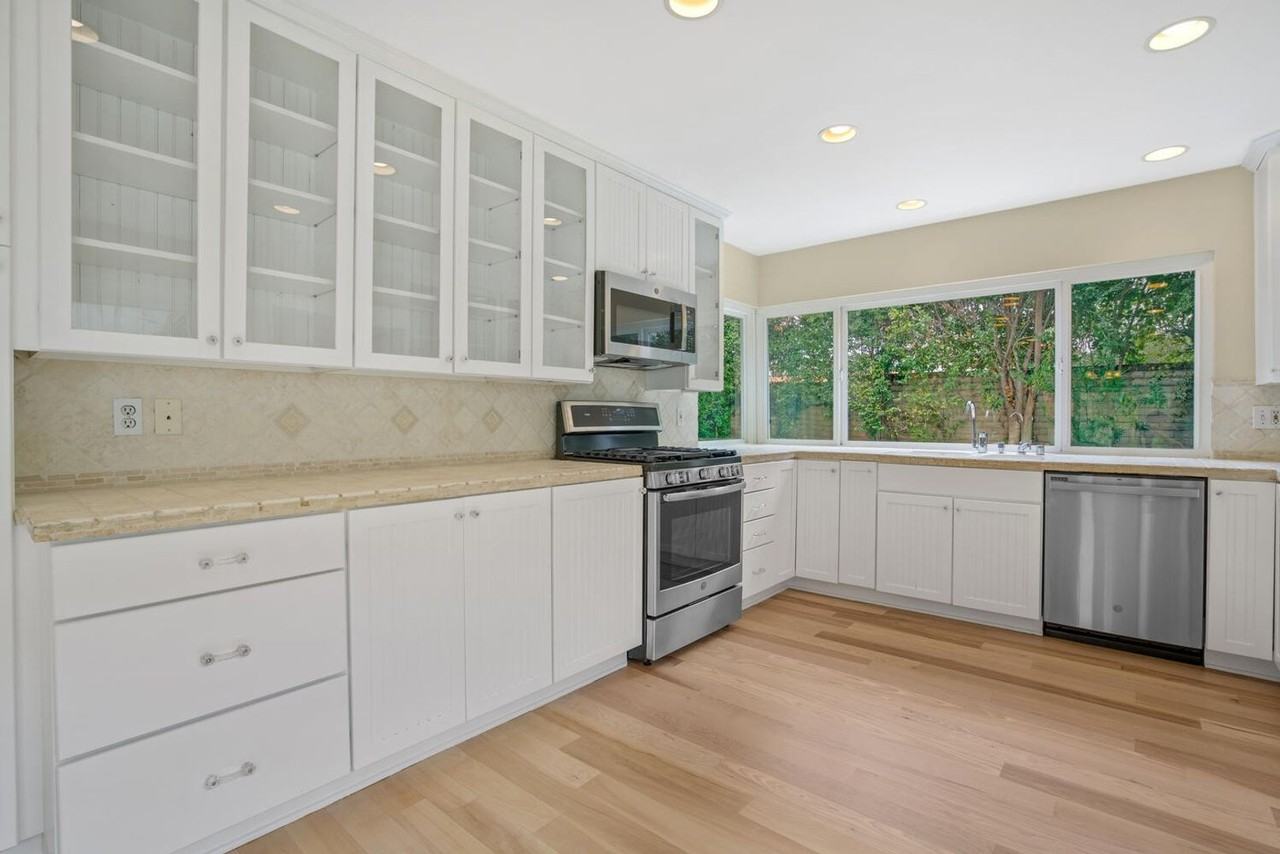 1672 Wellington Pl - Photo 4 of 32