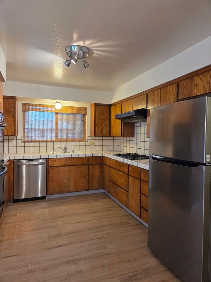 1060 Juniper Dr - Photo 3 of 32