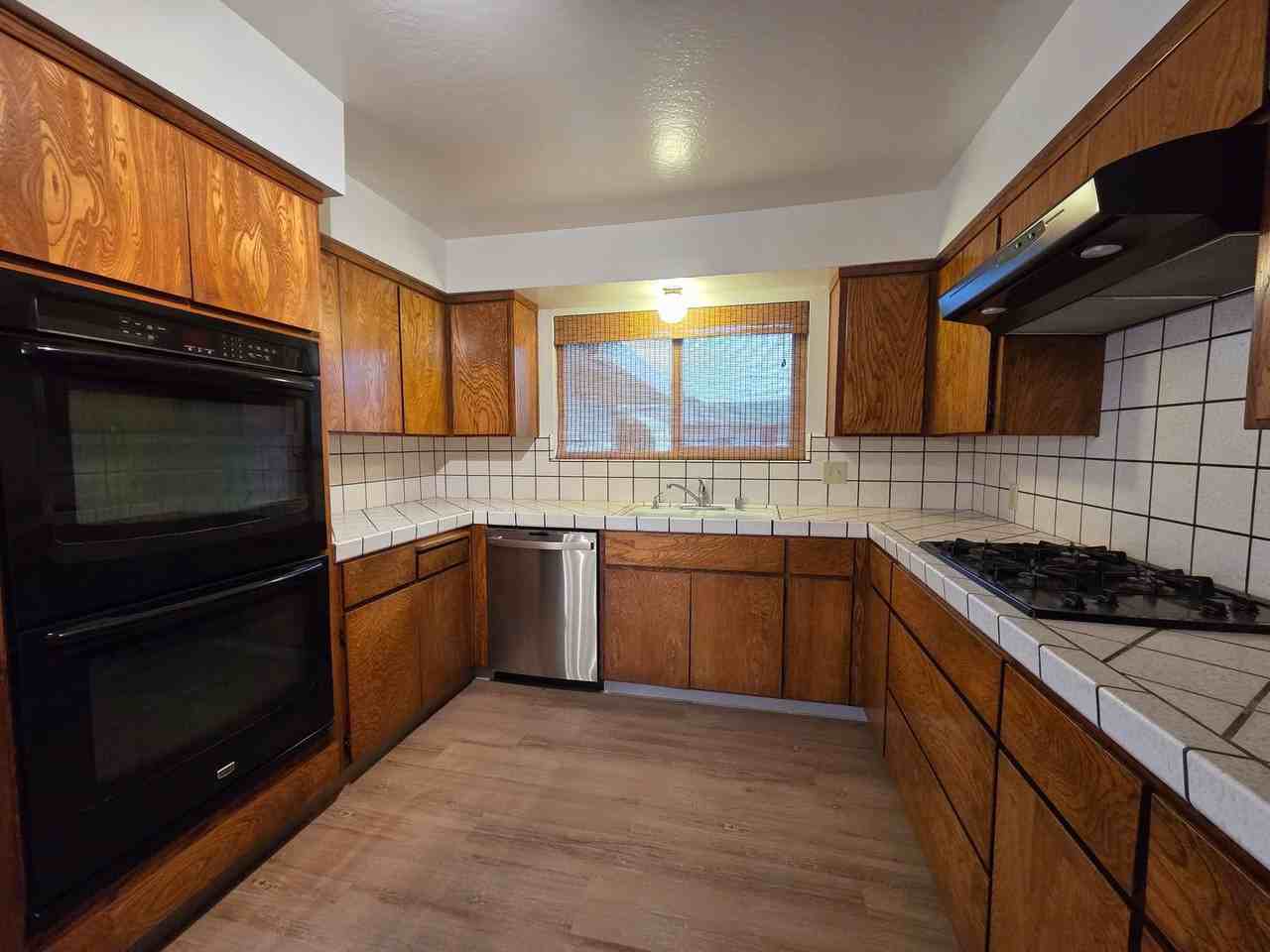 1060 Juniper Dr - Photo 4 of 32