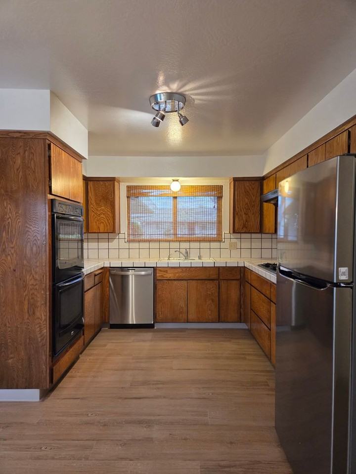 1060 Juniper Dr - Photo 5 of 32