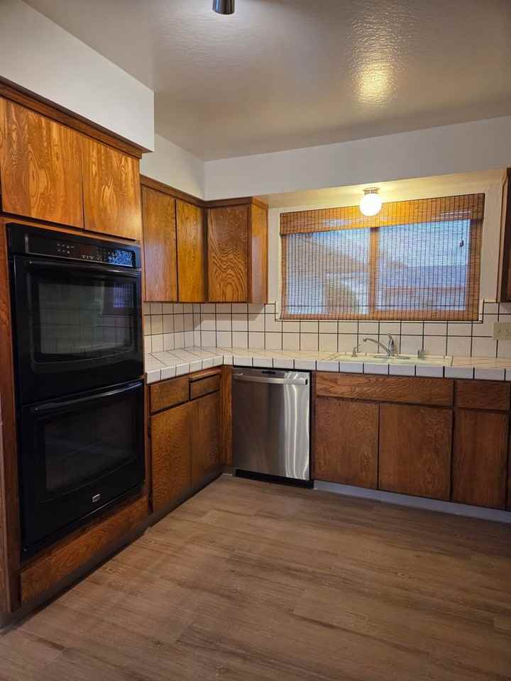 1060 Juniper Dr - Photo 6 of 32