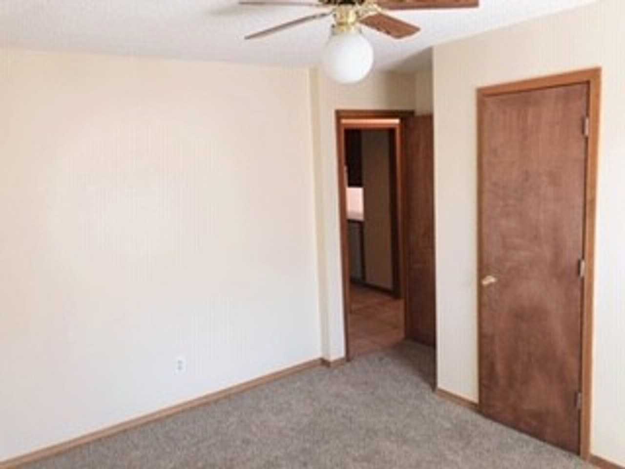1320 N Dryden Ct - Photo 4 of 6