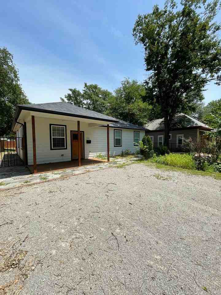1407 S Lowry St - Photo 2 of 20