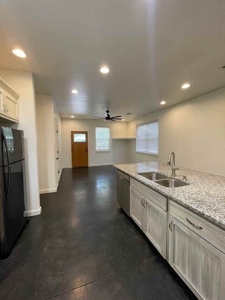 1407 S Lowry St - Photo 7 of 20