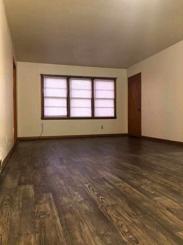 233 N Duck St - Photo 2 of 7