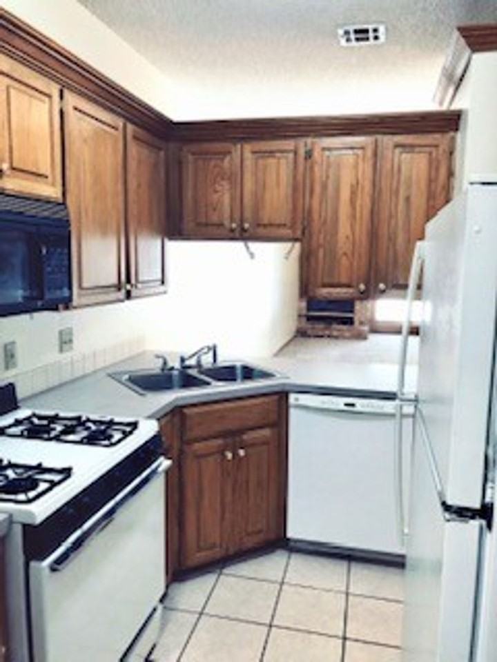1326 N Dryden Ct - Photo 3 of 6