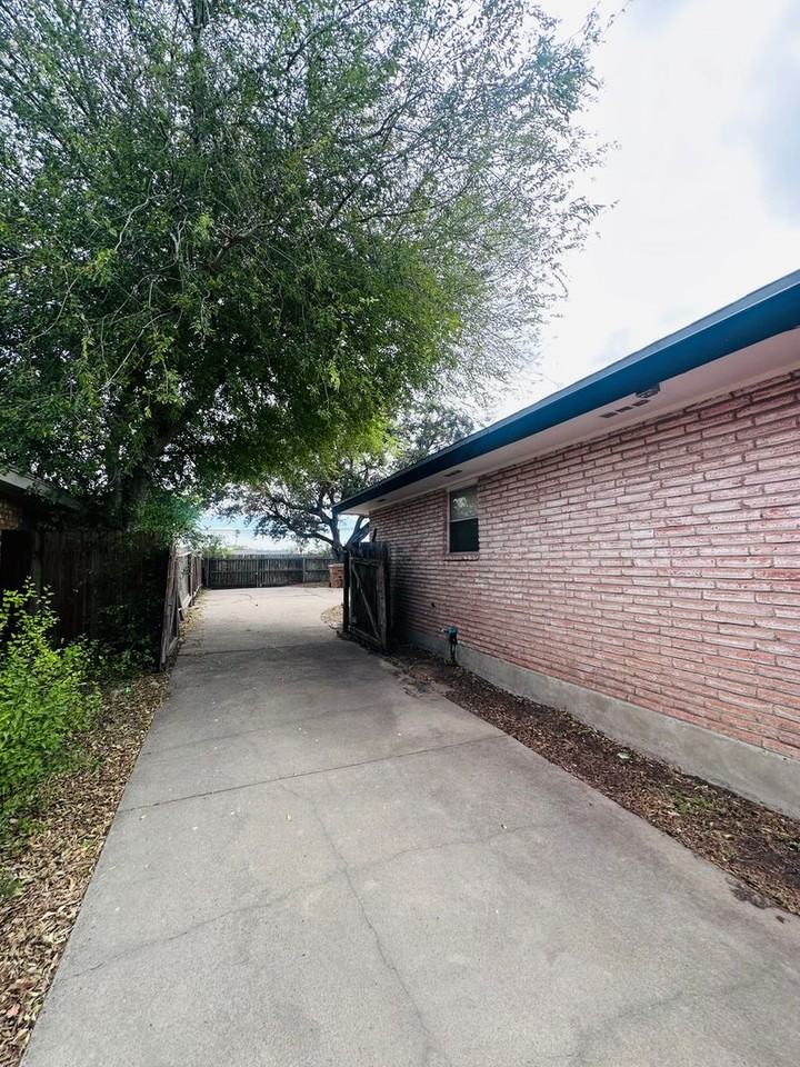 6210 Wimbledon St - Photo 4 of 4