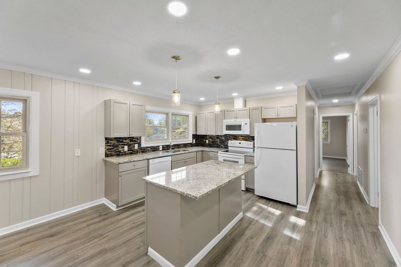 420 Downey Pl - Photo 5 of 26