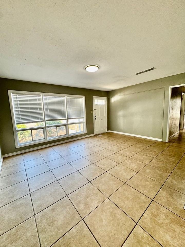4809 Carroll Ln - Photo 4 of 28