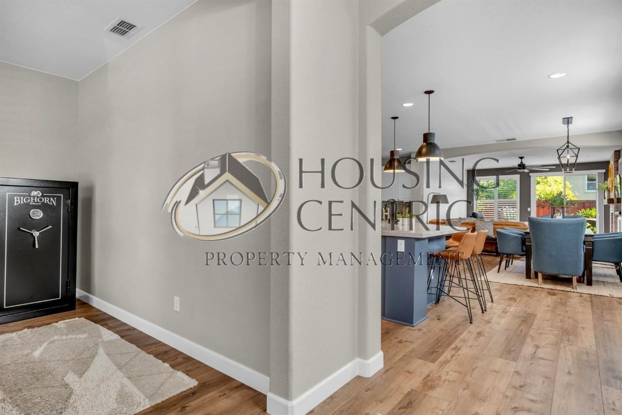 1241 Meredith Way - Photo 5 of 33