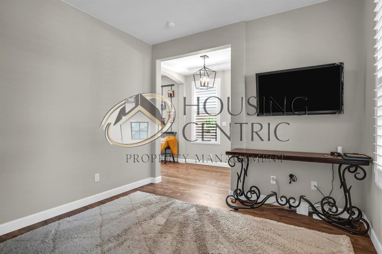 1241 Meredith Way - Photo 6 of 33