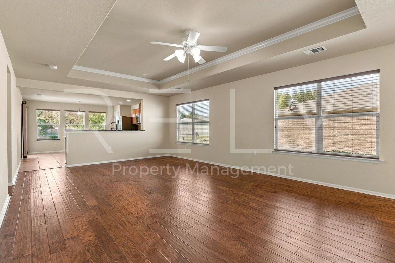 102 Huntsville Cv - Photo 7 of 40