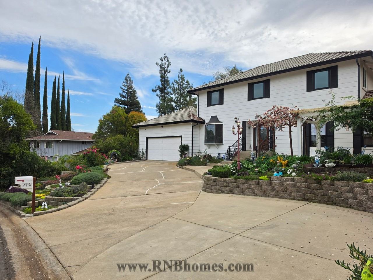912 Yosemite Ln - Photo 2 of 35