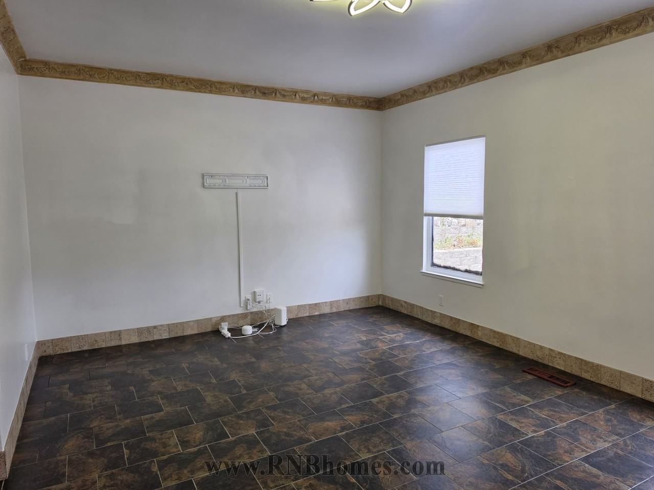 912 Yosemite Ln - Photo 4 of 35