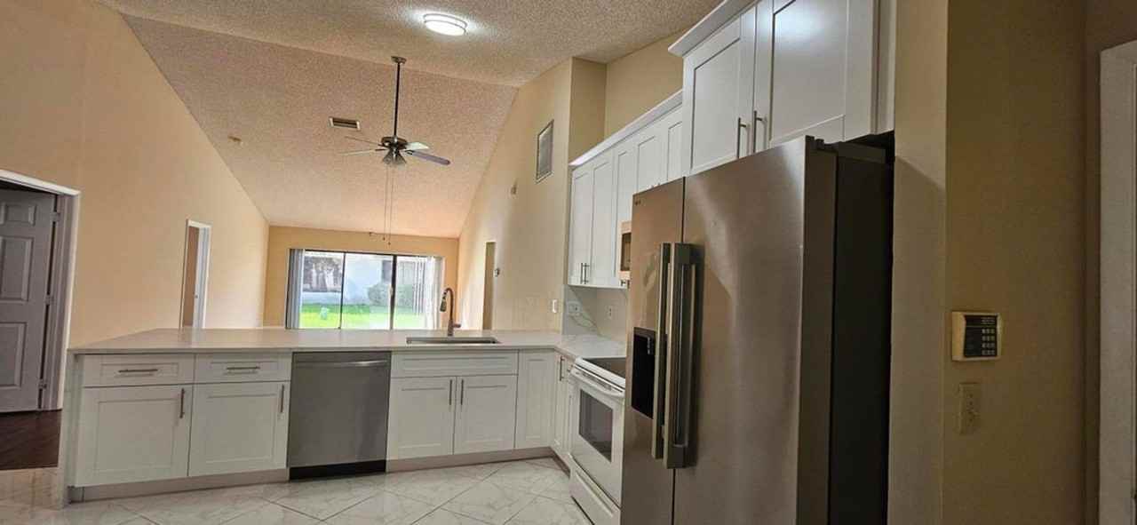 7225 Solandra Ln - Photo 3 of 11