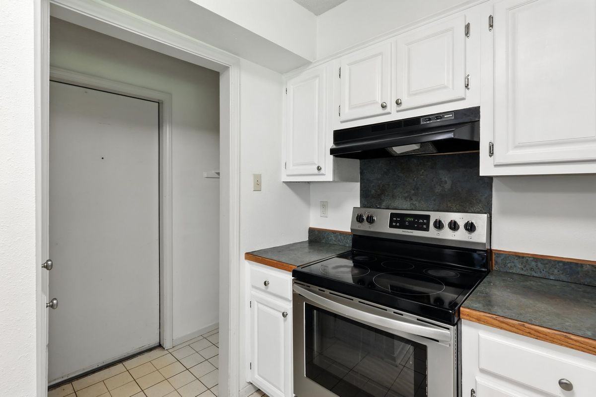 12621 Valleywood Dr - Photo 2 of 13