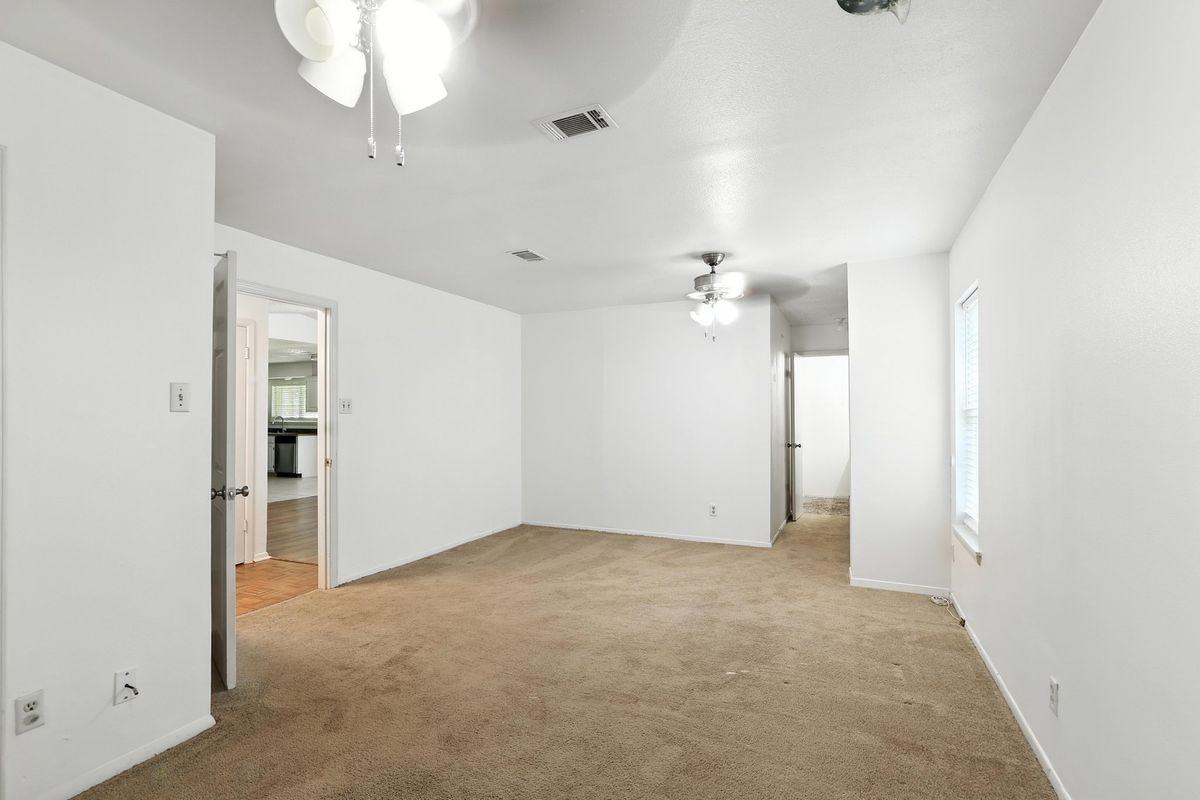 12621 Valleywood Dr - Photo 3 of 13