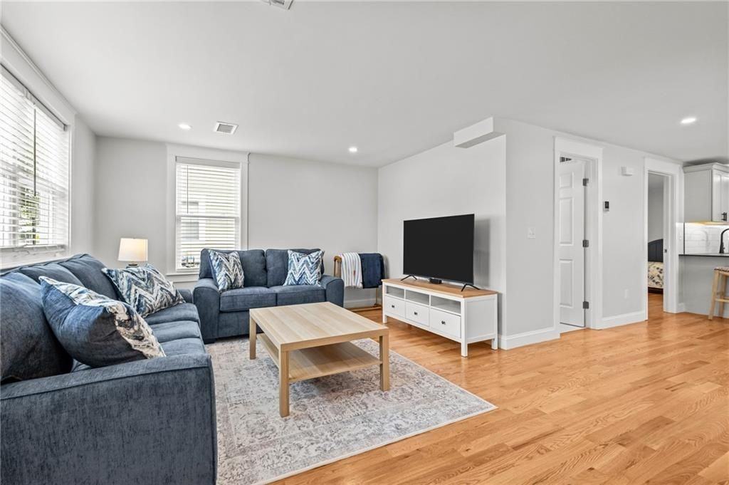 484 Thames St - Photo 2 of 21