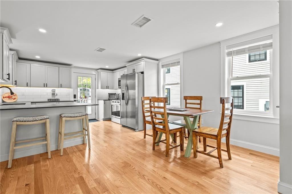 484 Thames St - Photo 4 of 21