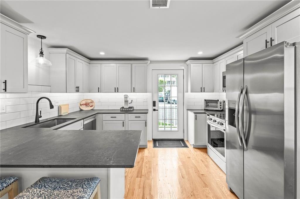 484 Thames St - Photo 5 of 21