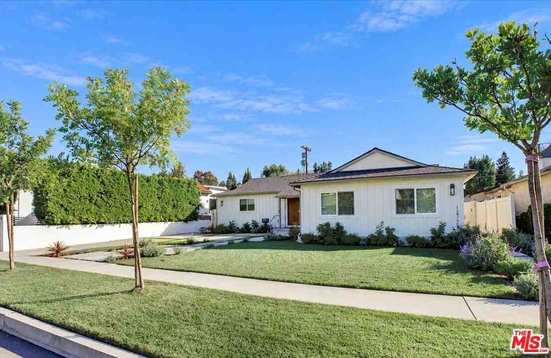 12760 Albers St - Photo 2 of 50