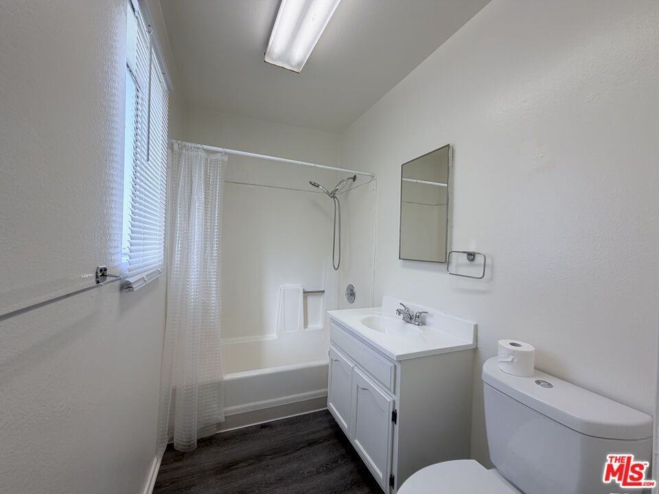 1137 W 36th Pl ##1 - Photo 6 of 8