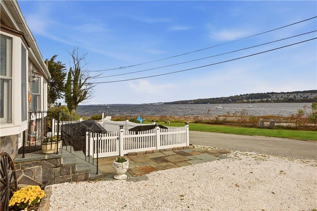 164 Sakonnet Dr - Photo 3 of 32