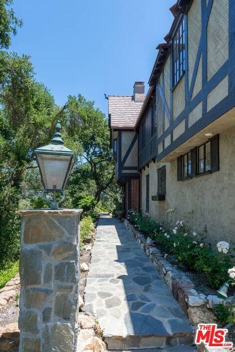 1957 Mandeville Canyon Rd - Photo 5 of 50