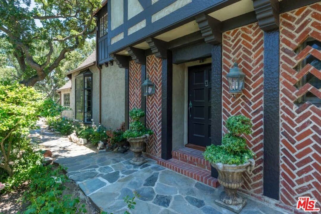1957 Mandeville Canyon Rd - Photo 7 of 50