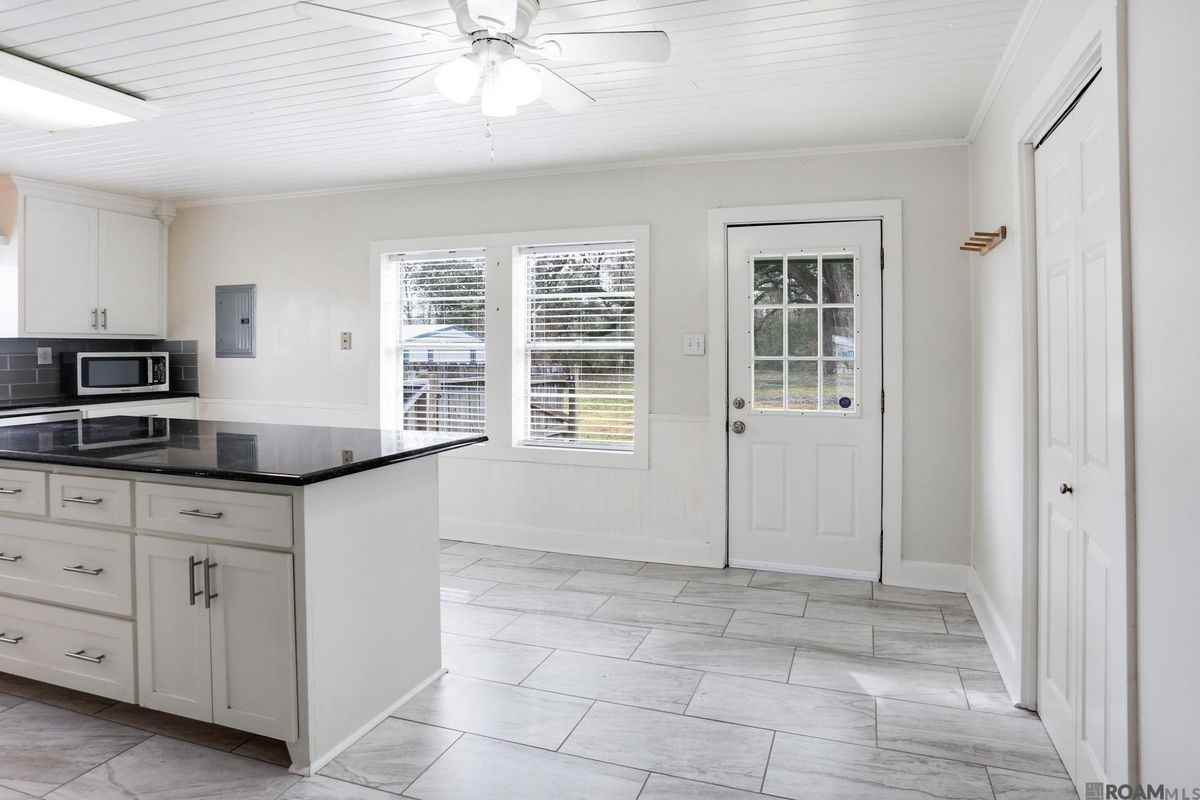 38097 Henry Rd - Photo 4 of 16