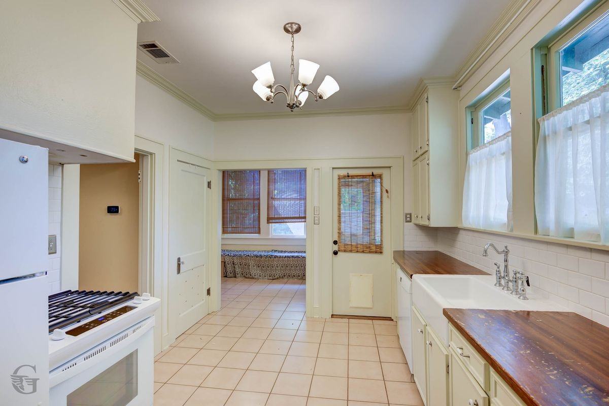 407 Albany Ave - Photo 3 of 3
